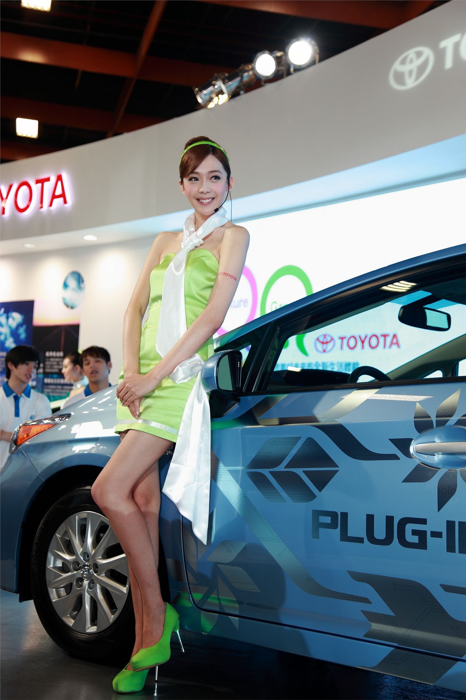 Chen Tingni and Wang Xintian 32 domestic beauty models of 2012 Int l Auto Show - (Toyota)